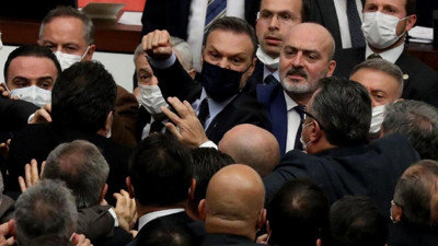 AKP'li Alpay Özalan haddini fena aştı! Saraçhane'ye gidenlere ağza alınmayacak sözler sarf etti