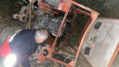 Uçuruma yuvarlanan traktörde can verdi