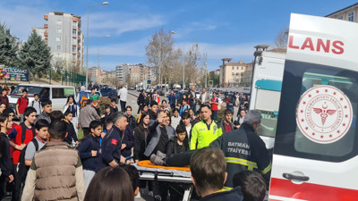Okul önünde korku dolu anlar! Otomobil öğrencilerin arasına böyle daldı