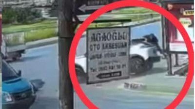 2 araç çarpıştı kaldırımdaki adam öldü