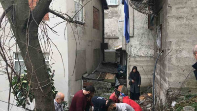 Çamaşır asmaya çıktığı balkon çöktü