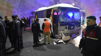 Tünelde can pazarı! Midibüs TIR’a çarptı: Çok sayıda yaralı var