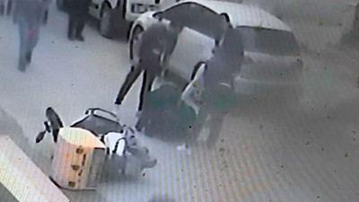 Sokak köpekleri kovaladı o kaçtı! Kaza yapıp savruldu