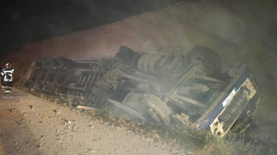 Mersin'de devrilen tırın sürücüsü hayatını kaybetti