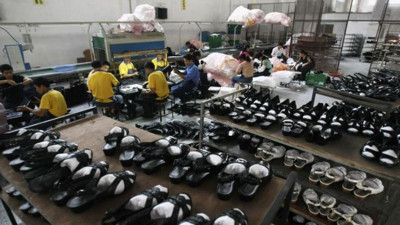 Türk tekstilcilerden sonra ayakkabıcılar da küçük Çin'de. Türkiye'den kaçan kaçana. İthalat patladı