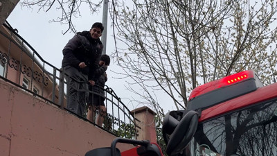 Topları okulun bahçesine kaçmıştı! İki kardeş kurtarılmayı beklediler