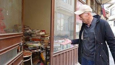 Kütahya'da hırsız kabusu! 3'üncü kez camı kırıp kitap çaldılar: “Zaten ücretsiz isteseydi verirdik”