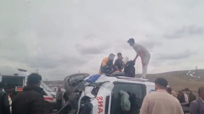 Hasta almaya giden ambulans otomobil ile çarpıştı! 5 kişi yaralandı