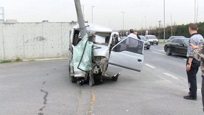 Hızlı şoför direği devirmeden 10 metre ileriye taşıdı! Devreye vinç girdi