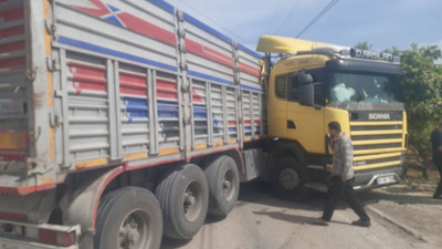 Adana'da facianın eşiğinden dönüldü! Tır ile kamyonet çarpıştı