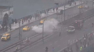 Galata Köprüsü'nde korkutan yangın! Seferler durduruldu
