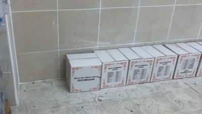 AKP'li isim yardım kolilerini reklamı için kullandı. Okulda skandal!