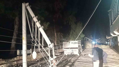Şanlıurfa'da fırtına! Ağaçlar devrildi, elektrik direkleri kırıldı
