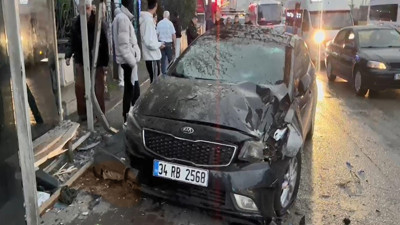 Bursa’da otomobil otobüs durağına daldı! Ölü ve yaralılar var