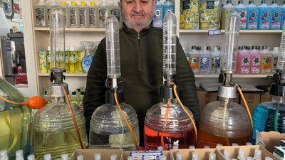 Babasının açtığı dükkanda kolonya üretimine devam ediyor