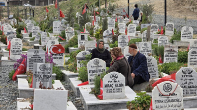 Hatay'da Deprem Şehitliği unutulmadı! Bayram ziyareti yapıldı