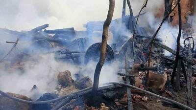 Bacadan çıkan yangın ahır ve samanlığı küle çevirdi