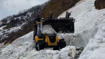 Bingöl’de karla kapalı köy yolu ulaşıma açıldı