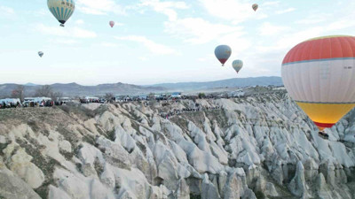 Turistlerin uğrak noktası... Yeryüzü de gökyüzü de doldu