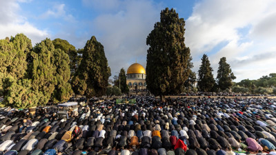 İsrail’in kısıtlamalarına rağmen akın ettiler: 120 Bin Filistinli Mescid-i Aksa’da saf tuttu