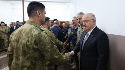 Bakan Güler, Mehmetçikle bayramlaştı