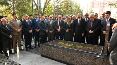MHP’den Türkeş’in kabrine ziyaret