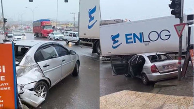 Hilvan’da otomobil tıra çarptı: 1 yaralı