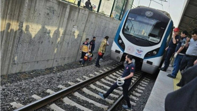Marmaray'da intihar! Seferler durdu