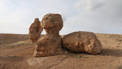 Hikayesini duyanlar dudaklarını ısırarak dinliyor. Bozkırın ortasındaki devasa kayalar