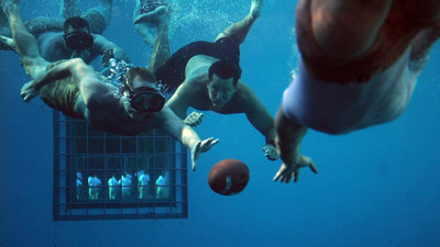 Suyun altındaki çetin mücadele: Futbol derinlere iniyor