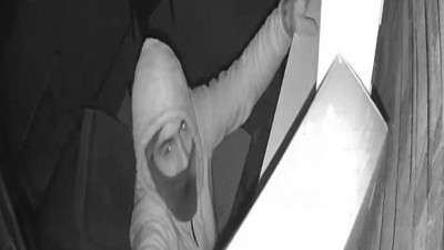 Balyozla duvar delip müzik aletlerini çaldı