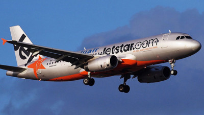 Havadaki uçakta alarm! Yolcu kapıyı açmak istedi