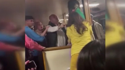 Kadınlar vapurda saç saça baş başa dövüştü