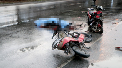 Otomobil ile 2 elektrikli bisiklet çarpıştı: 1 ölü, 1 ağır yaralı