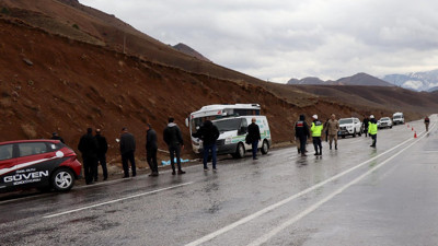 Erzurum'da işçileri taşıyan midibüs toprak yığınına çarptı: 1 ölü, 11 yaralı