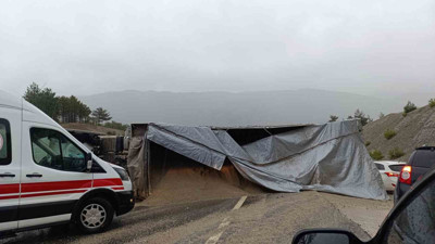 Kamyon devrildi, sürücü yaralandı