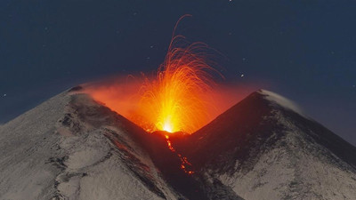 Etna Yanardağı yeniden uyandı: Kül bulutları havayolu trafiğini tehdit etti