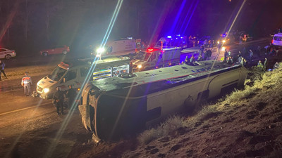 Fabrika işçilerini taşıyan otobüs devrildi: 20 yaralı