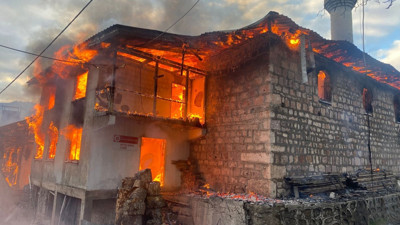 Artvin'de korkutan yangın! Kendilerini son anda dışarı attılar