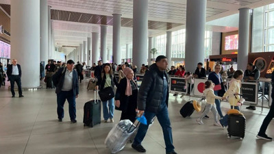 İstanbul Havalimanı'nda yoğunluk! Yolcuların geri dönüşü başladı