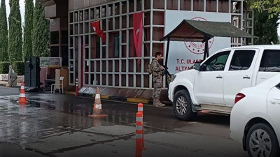 Havalimanının uygulama noktasında ateş açıldı! Polis ile hamile kadın yaralandı