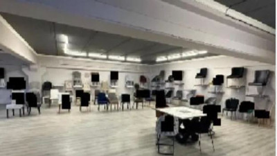 Batan şirketin malları icradan satılıyor. Sandalyeden dolaba masadan sandalyeye kadar her şey