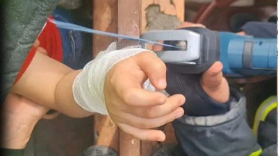 Afacan çocuk eline saplanan demirle hastaneye kaldırıldı. Balkonda oynuyordu