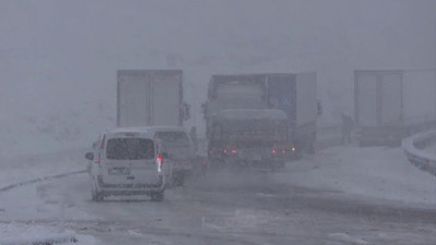 Kop Dağı geçidinde kar ve tipi! Ekipler harekete geçti