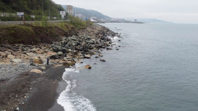 Denize 2 ton levrek dağıldı: Duyan sahile akın etti