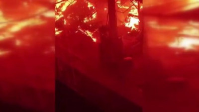 Yangında alevler geceyi gündüze çevirdi