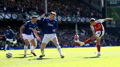 Hakem uzatmaları unuttu, Arsenal Everton'a takıldı!