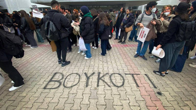 İki öğrenci duvara 'boykot' yazdı… Bakın hangi gerekçeyle tutuklandı