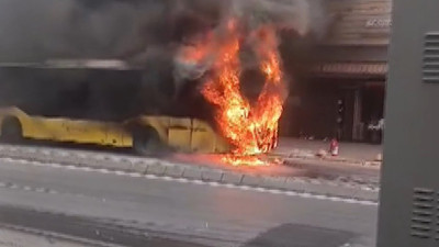 İETT otobüsü alev topuna döndü! İstanbul'da hareketli dakikalar: Şoför 10 yolcuyu anında tahliye etti