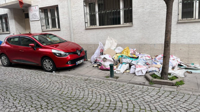 Kaldırım çöp dağına döndü! Yayalar isyan etti...